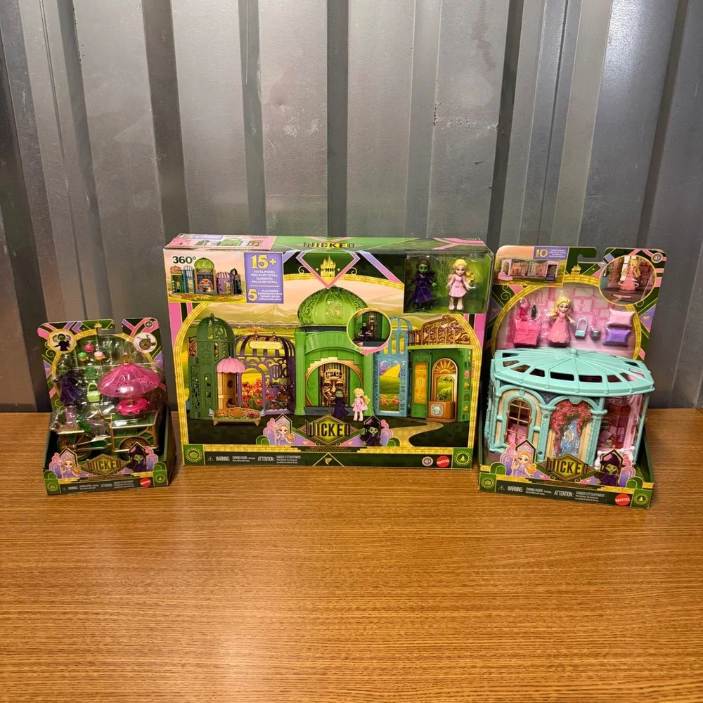 Wicked Movie Emerald City Shiz University Bedroom & Flower Cart Playset Lot